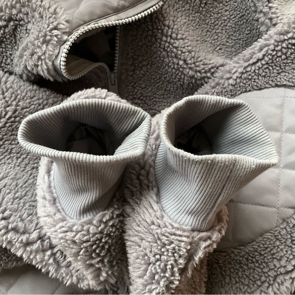 Alo Yoga Sherpa Edge Bomber Fog S - Picture 13 of 16